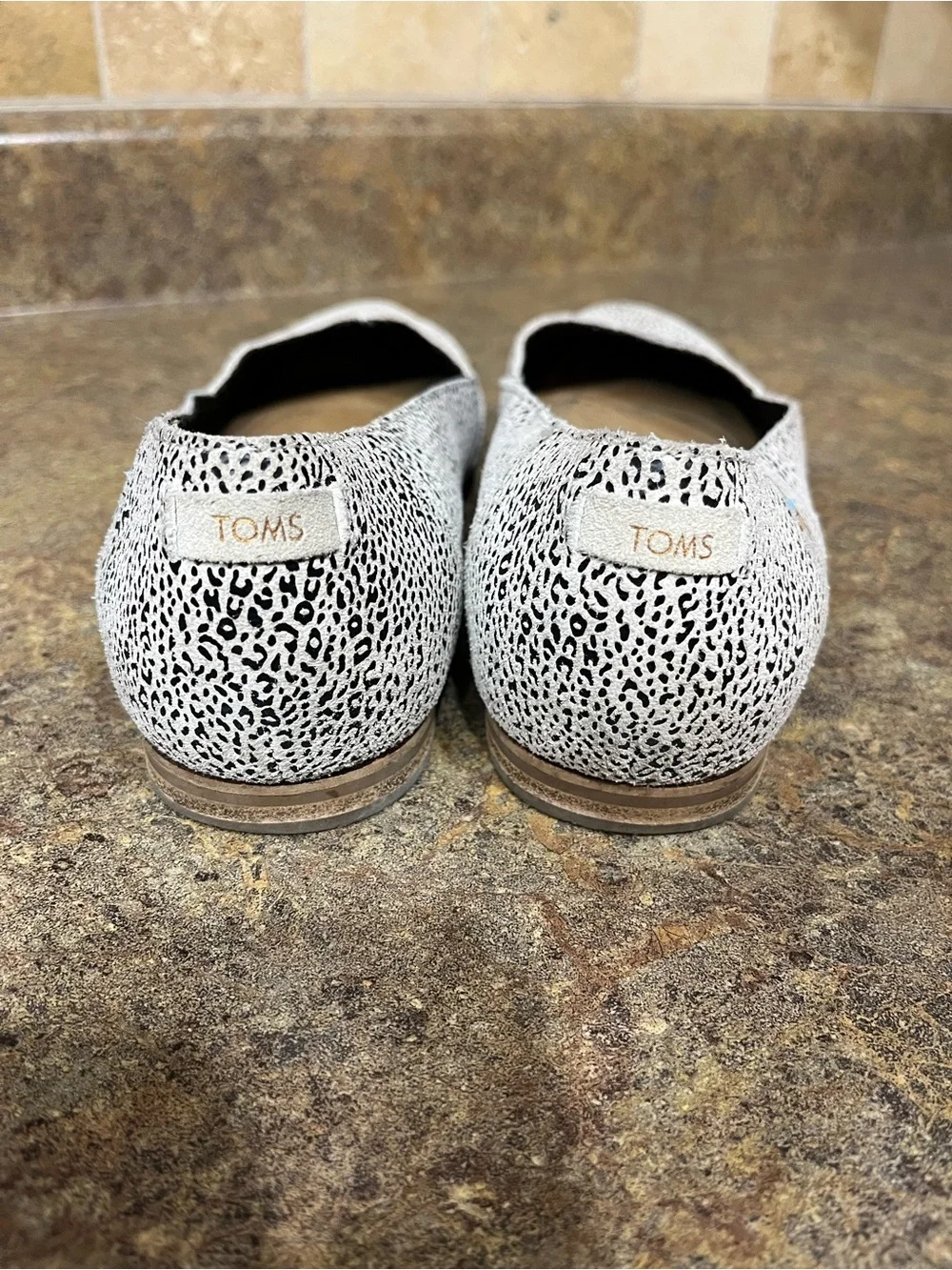 TOMS Julie White Leopard Animal Print Flats Women’s Size 8 Slip On Shoes